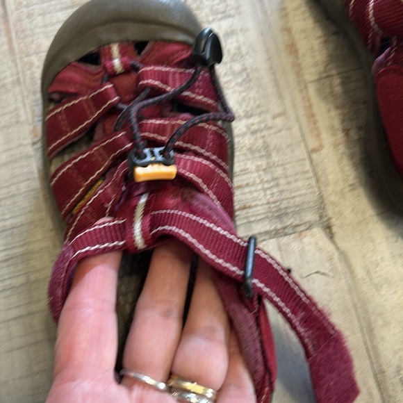KEEN KIDS OUTDOOR BURGUNDY SANDALS SIZE 2 - Picture 8 of 10